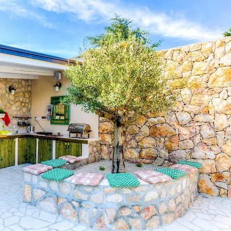 Sleeps 6 With Pool Air Con And Wifi Novi Vinodolski