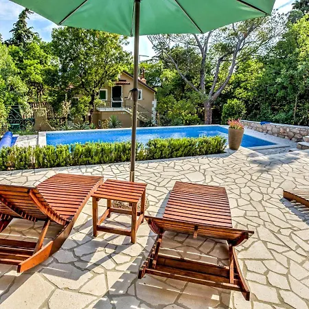 Sleeps 6 With Pool Air Con And Wifi *