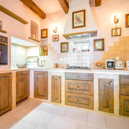 Sleeps 6 With Pool Air Con And Wifi