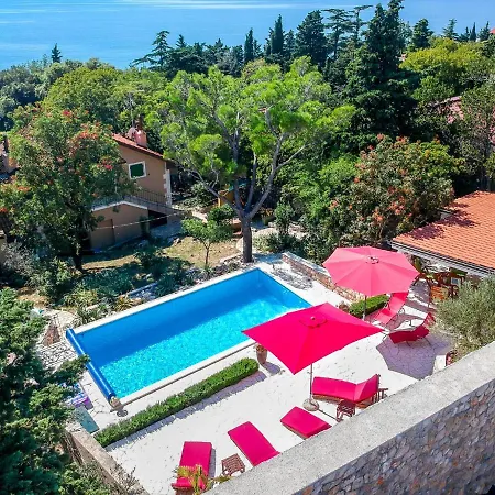 Sleeps 6 With Pool Air Con And Wifi *