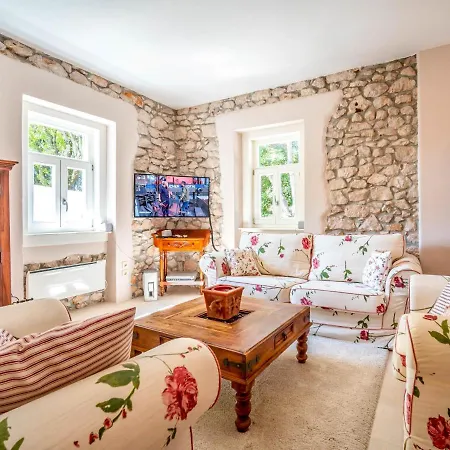 Villa Sleeps 6 With Pool Air Con And Wifi *