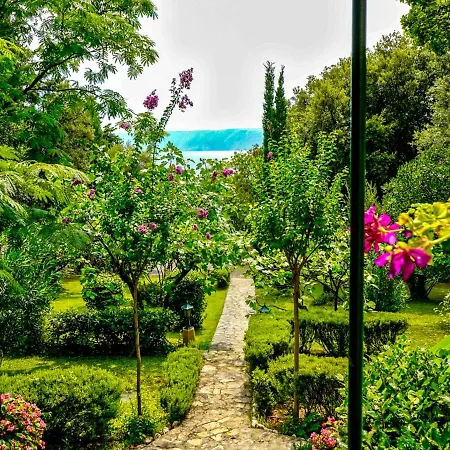 Villa Sleeps 6 With Pool Air Con And Wifi
