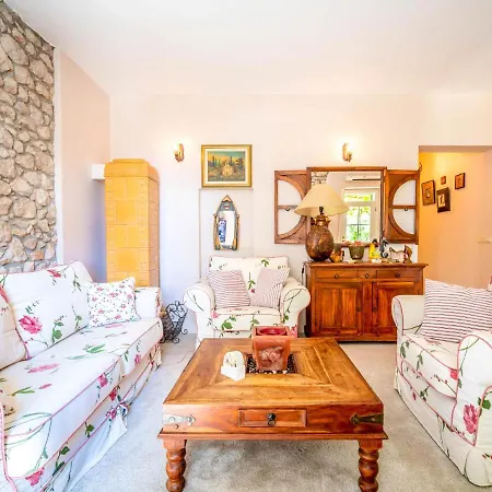 Sleeps 6 With Pool Air Con And Wifi *