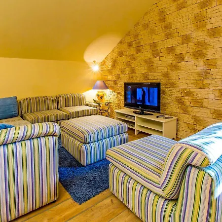Sleeps 6 With Pool Air Con And Wifi * Novi Vinodolski