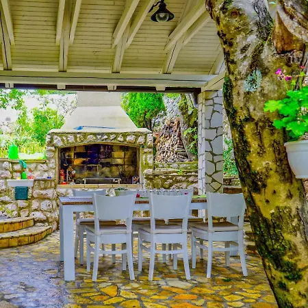Villa Sleeps 6 With Pool Air Con And Wifi *