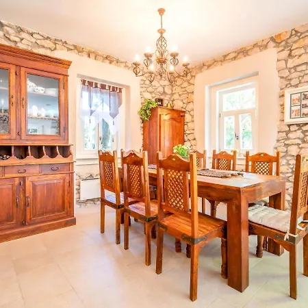 Sleeps 6 With Pool Air Con And Wifi * Novi Vinodolski