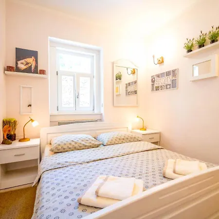 Sleeps 6 With Pool Air Con And Wifi *