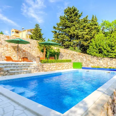 Sleeps 6 With Pool Air Con And Wifi