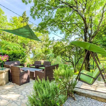 Sleeps 6 With Pool Air Con And Wifi